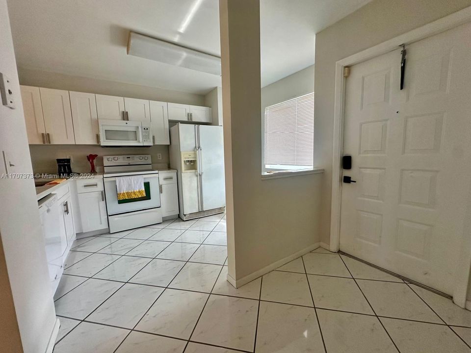 For Rent: $1,750 (2 beds, 1 baths, 981 Square Feet)