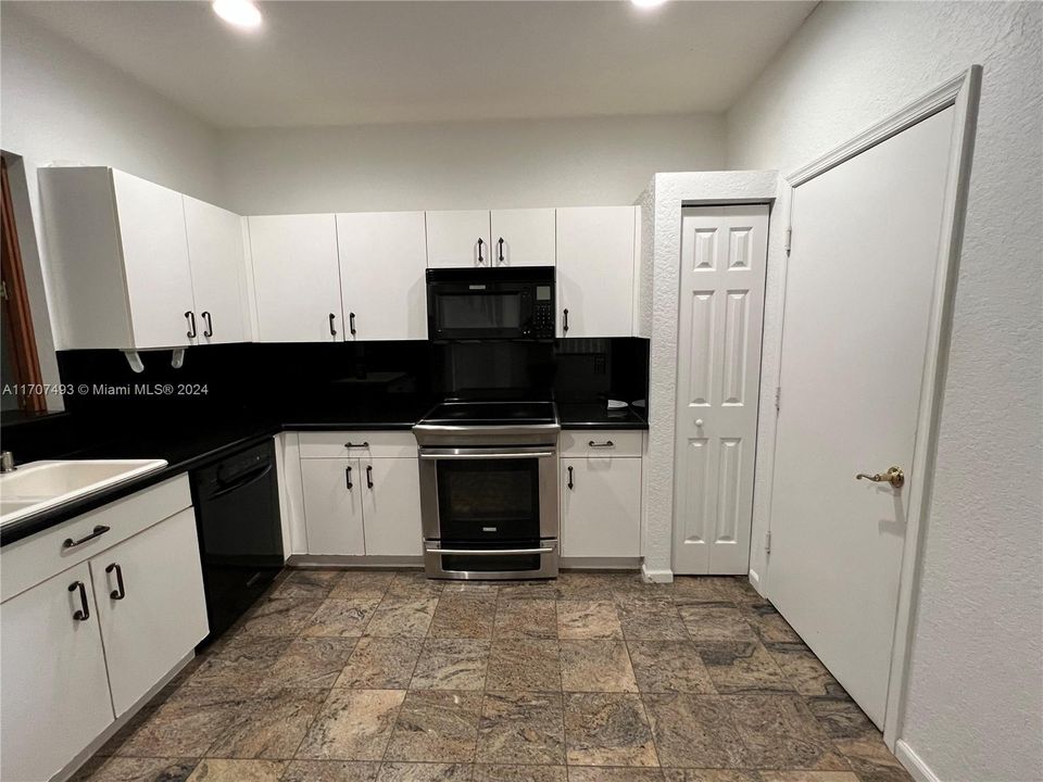 For Rent: $2,900 (3 beds, 2 baths, 1396 Square Feet)