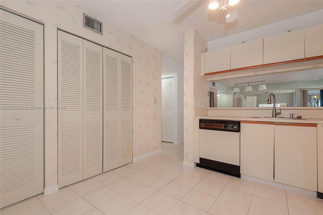 For Sale: $350,000 (2 beds, 2 baths, 1143 Square Feet)