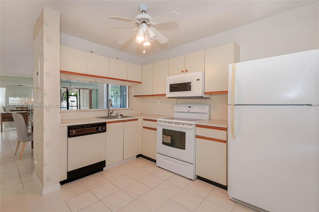 For Sale: $350,000 (2 beds, 2 baths, 1143 Square Feet)