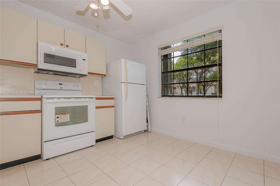 For Sale: $350,000 (2 beds, 2 baths, 1143 Square Feet)