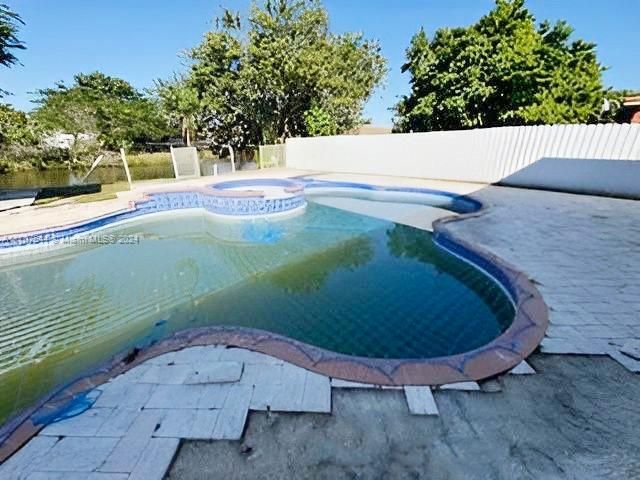 En Venta: $609,900 (4 camas, 3 baños, 2802 Pies cuadrados)