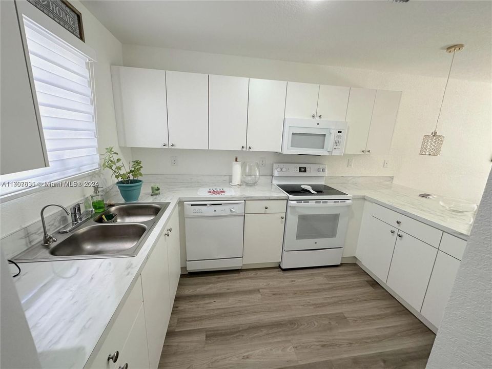 For Sale: $290,000 (2 beds, 1 baths, 1140 Square Feet)