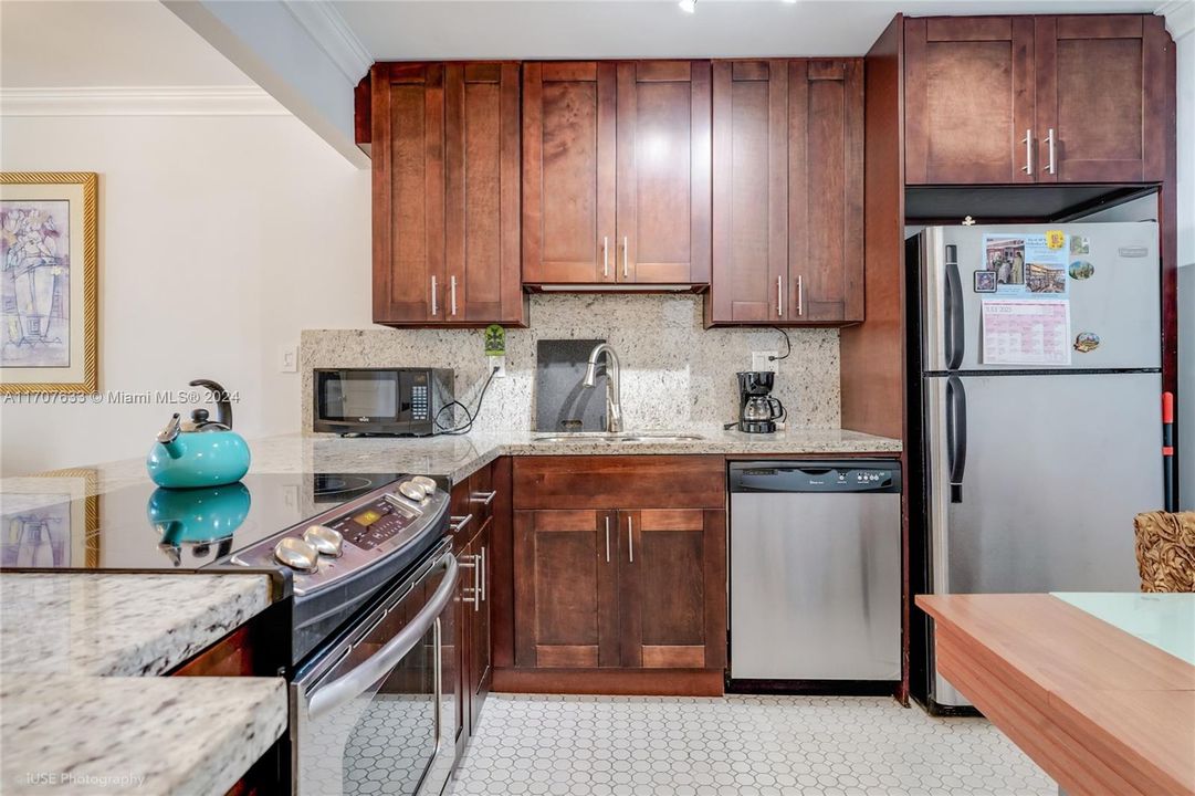 For Sale: $380,000 (1 beds, 1 baths, 870 Square Feet)