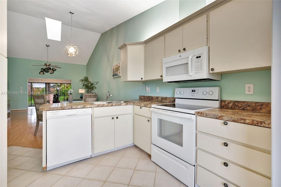 Recently Rented: $2,200 (2 beds, 2 baths, 1119 Square Feet)