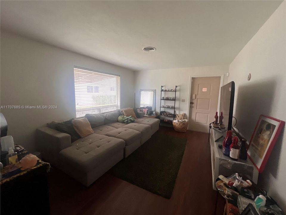 For Sale: $150,000 (1 beds, 1 baths, 672 Square Feet)