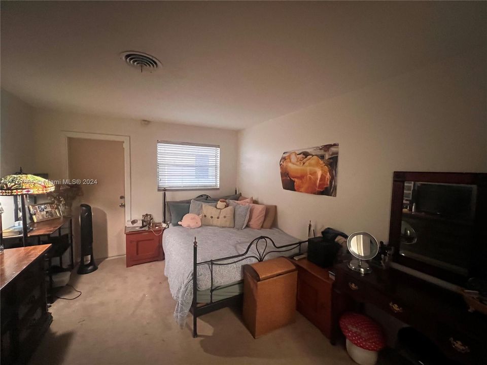 For Sale: $150,000 (1 beds, 1 baths, 672 Square Feet)