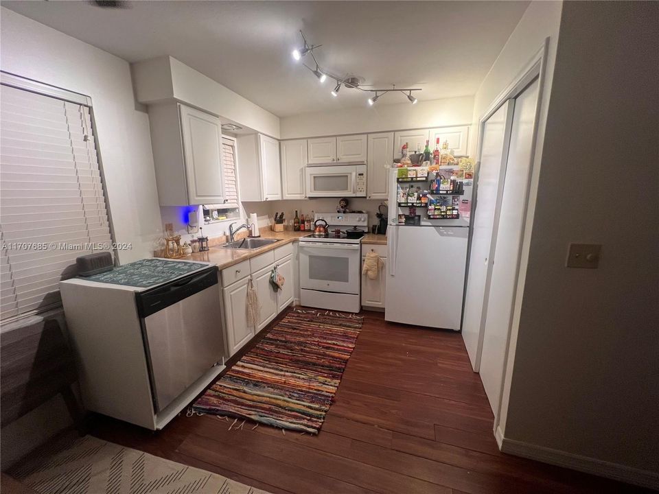 For Sale: $150,000 (1 beds, 1 baths, 672 Square Feet)