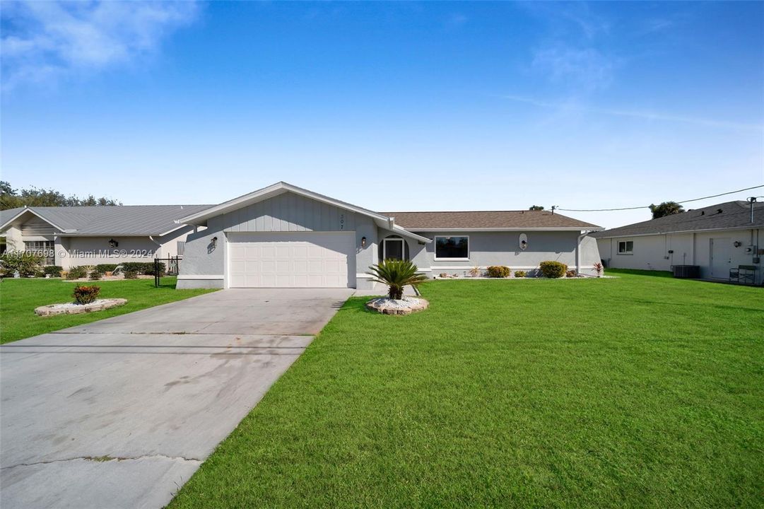 For Sale: $375,000 (3 beds, 2 baths, 1698 Square Feet)