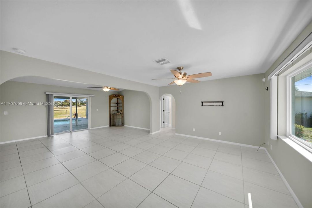 For Sale: $375,000 (3 beds, 2 baths, 1698 Square Feet)