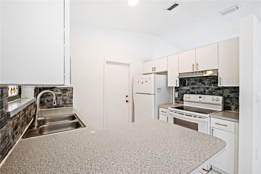 For Sale: $569,000 (3 beds, 2 baths, 1294 Square Feet)