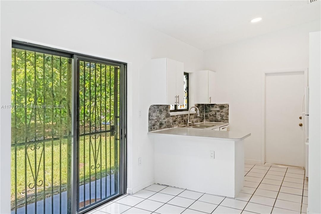 For Sale: $569,000 (3 beds, 2 baths, 1294 Square Feet)