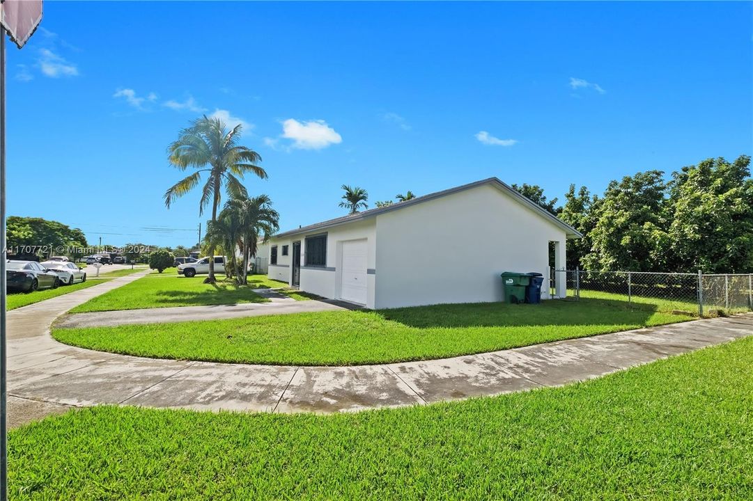 For Sale: $569,000 (3 beds, 2 baths, 1294 Square Feet)