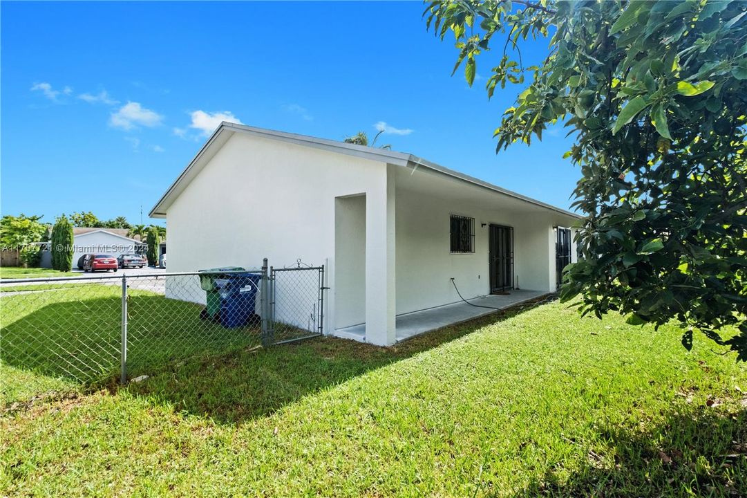 For Sale: $569,000 (3 beds, 2 baths, 1294 Square Feet)