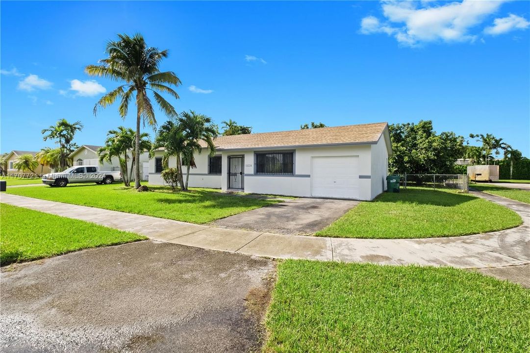 For Sale: $569,000 (3 beds, 2 baths, 1294 Square Feet)