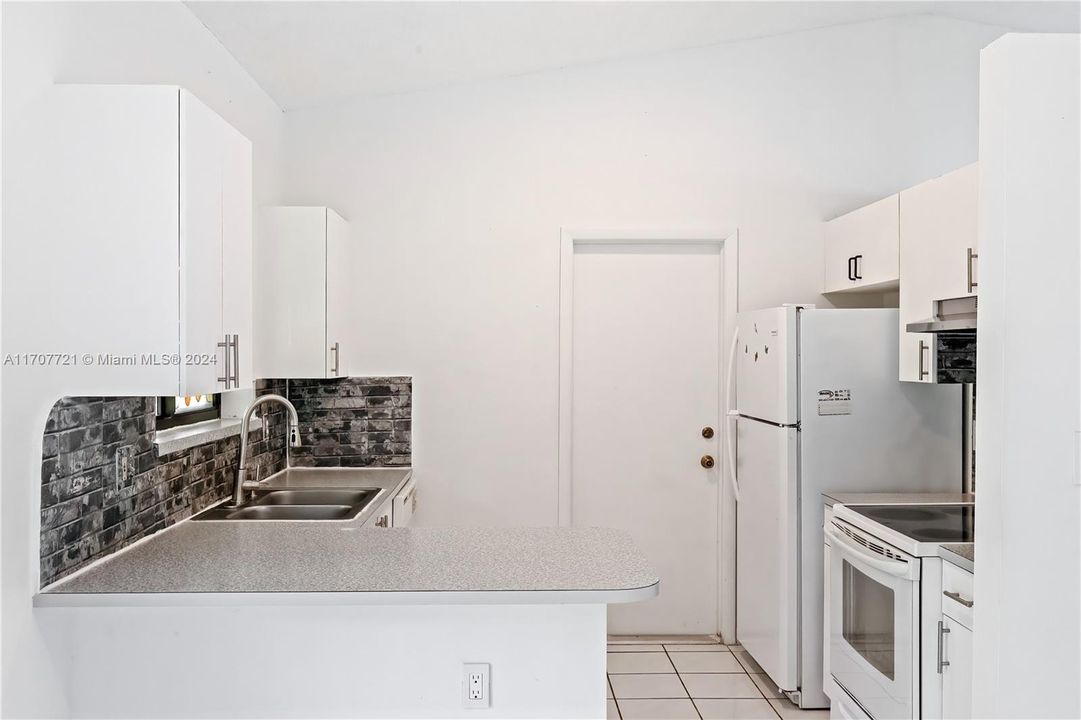 For Sale: $569,000 (3 beds, 2 baths, 1294 Square Feet)