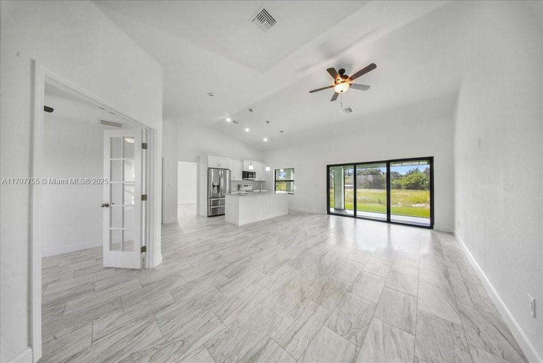 For Sale: $465,000 (3 beds, 3 baths, 1637 Square Feet)