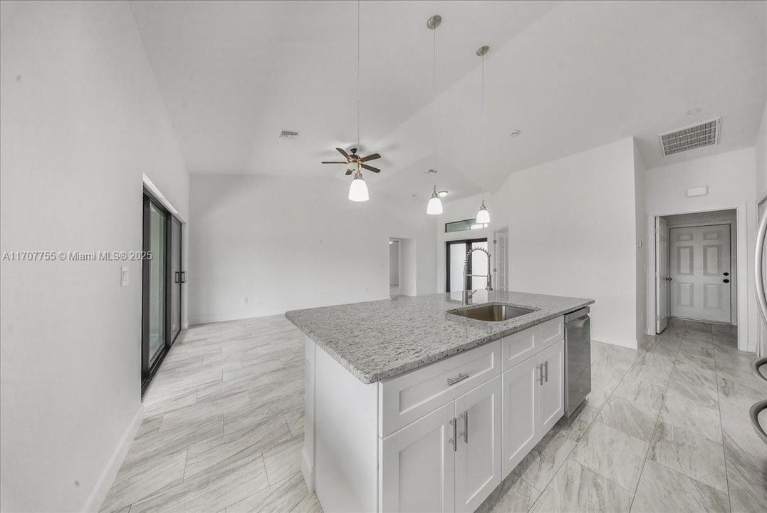 For Sale: $465,000 (3 beds, 3 baths, 1637 Square Feet)