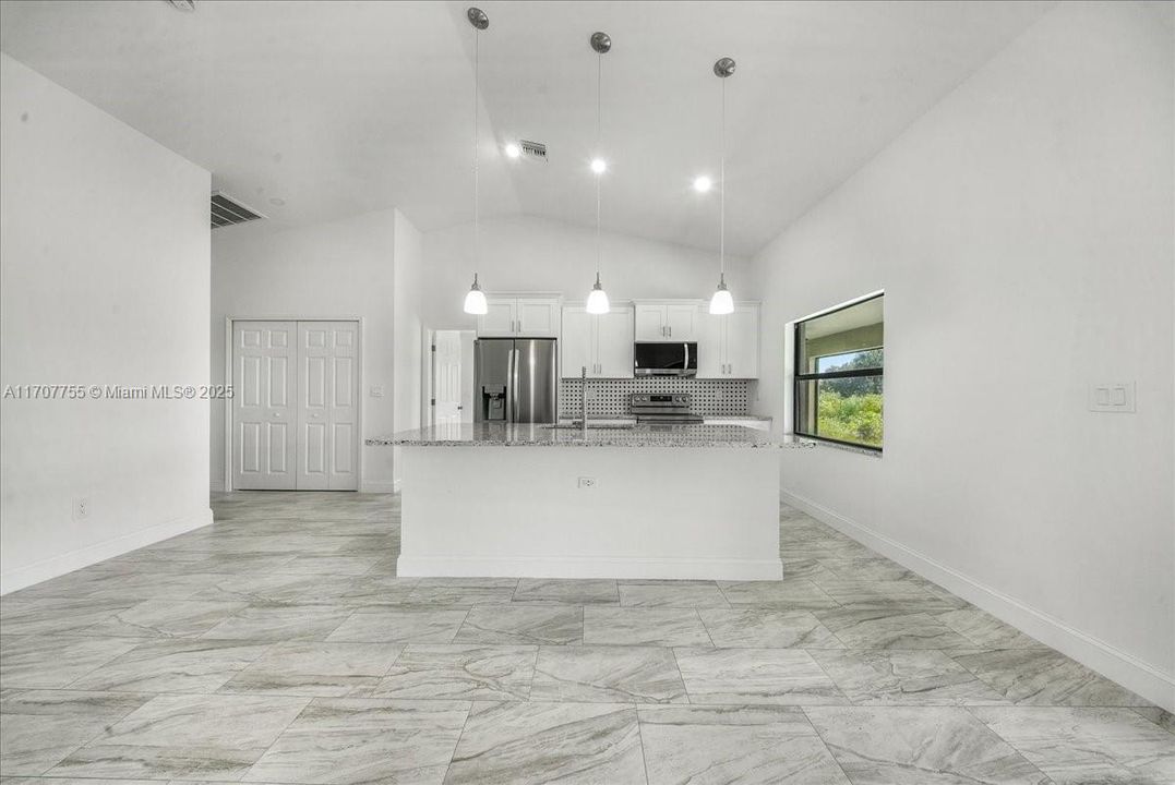 For Sale: $465,000 (3 beds, 3 baths, 1637 Square Feet)