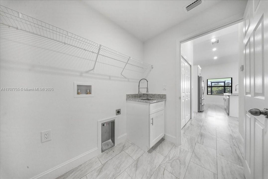 For Sale: $465,000 (3 beds, 3 baths, 1637 Square Feet)