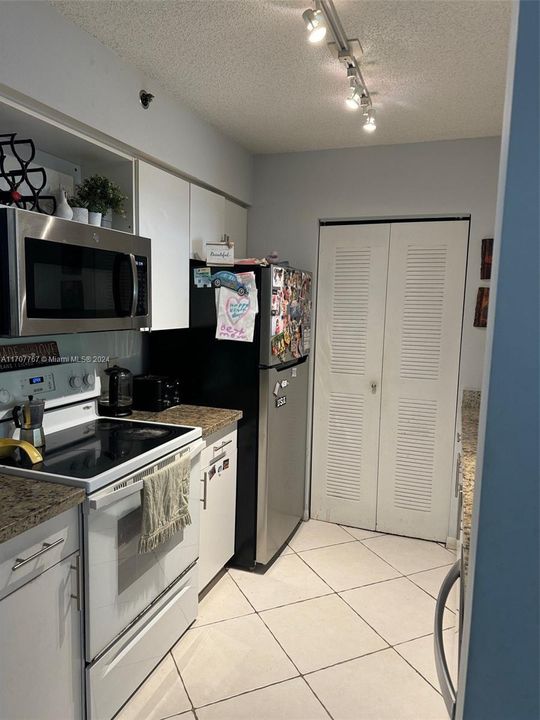 Active With Contract: $2,300 (1 beds, 1 baths, 730 Square Feet)