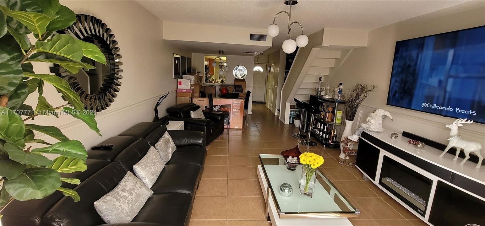 Active With Contract: $2,400 (2 beds, 1 baths, 1097 Square Feet)