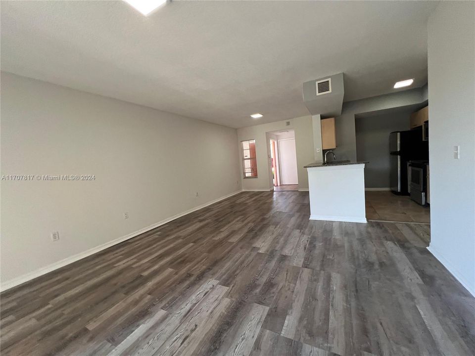 For Rent: $2,150 (1 beds, 1 baths, 850 Square Feet)