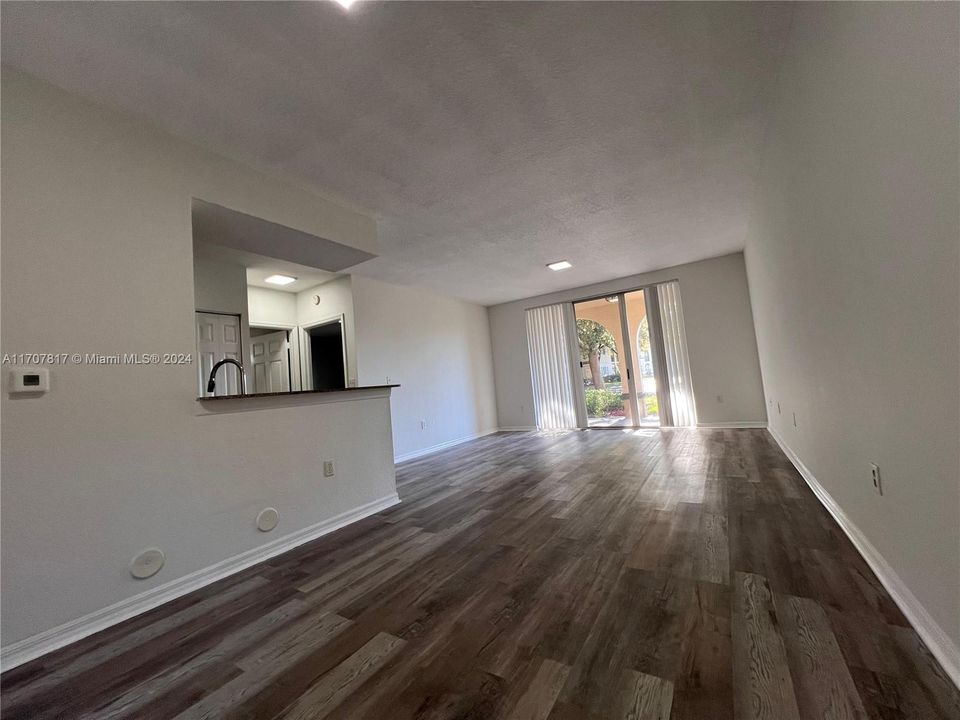 For Rent: $2,150 (1 beds, 1 baths, 850 Square Feet)