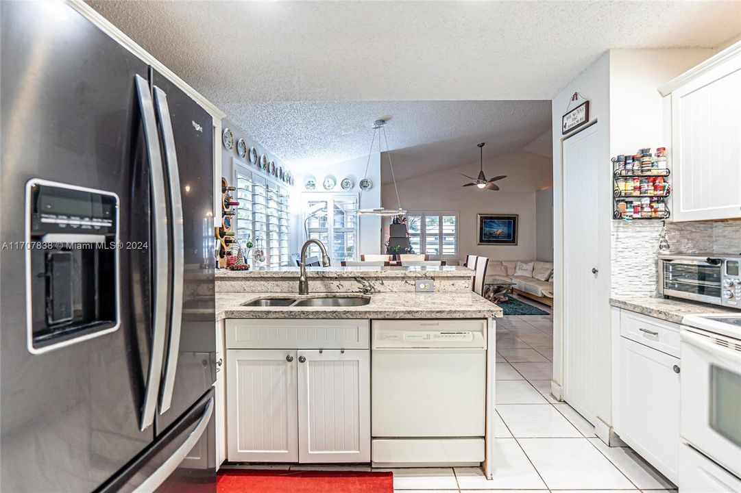 For Sale: $589,000 (3 beds, 2 baths, 1318 Square Feet)