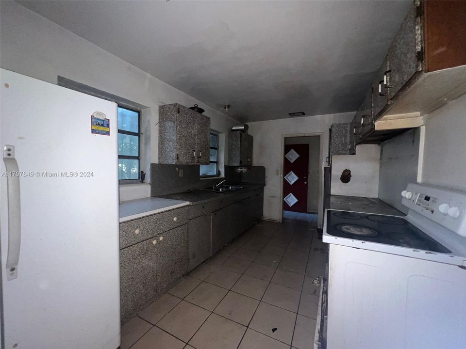 For Sale: $341,500 (3 beds, 2 baths, 2414 Square Feet)