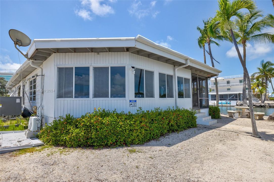 For Sale: $1,719,000 (3 beds, 2 baths, 1440 Square Feet)