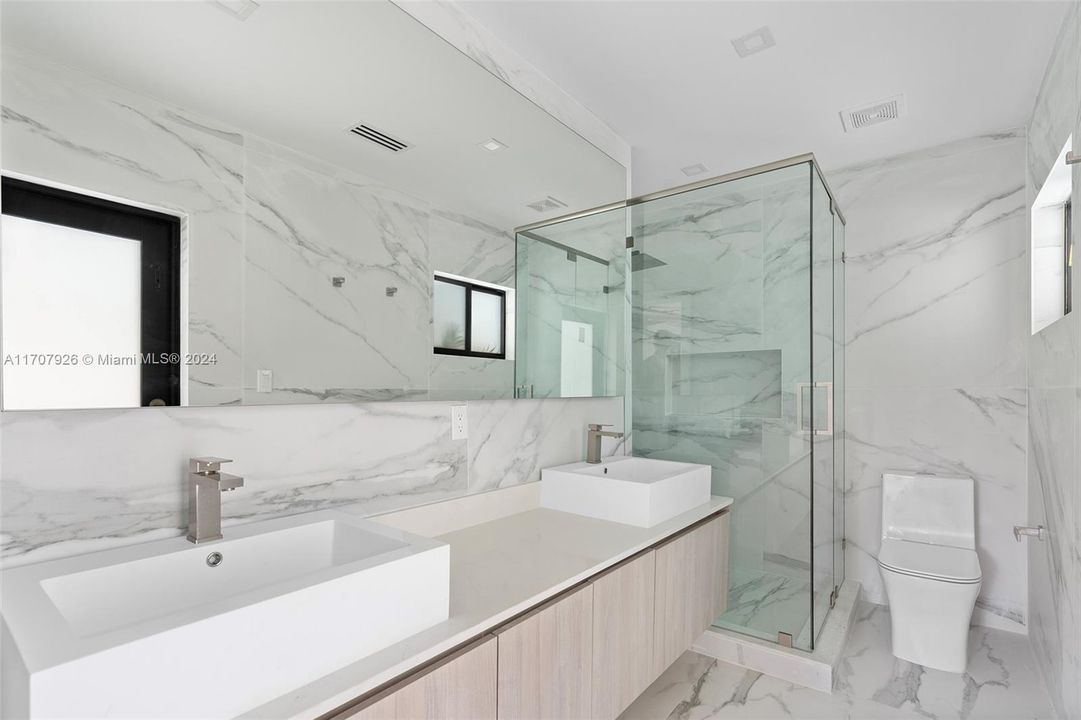 Bathrooms with modern designs & elegant finishes