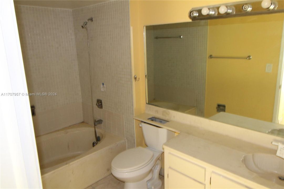 For Sale: $232,000 (1 beds, 1 baths, 898 Square Feet)