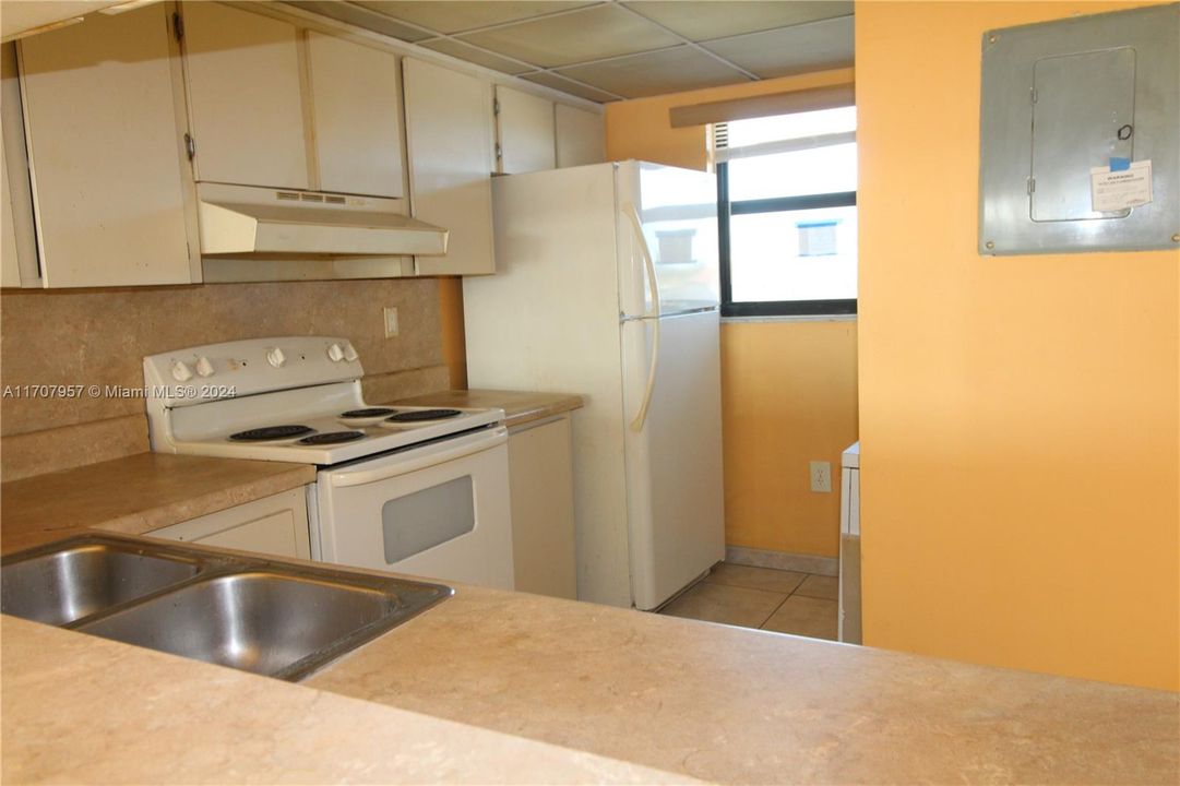 For Sale: $232,000 (1 beds, 1 baths, 898 Square Feet)