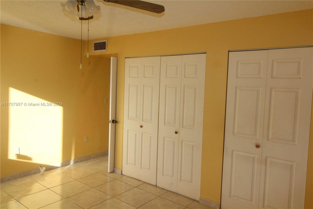 For Sale: $232,000 (1 beds, 1 baths, 898 Square Feet)