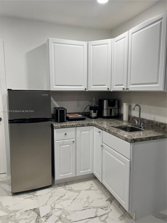 Active With Contract: $2,100 (1 beds, 1 baths, 2640 Square Feet)