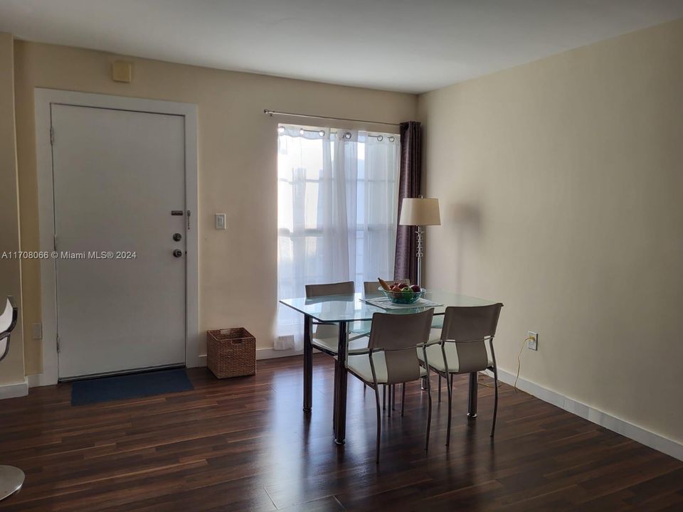 For Sale: $379,000 (1 beds, 1 baths, 770 Square Feet)