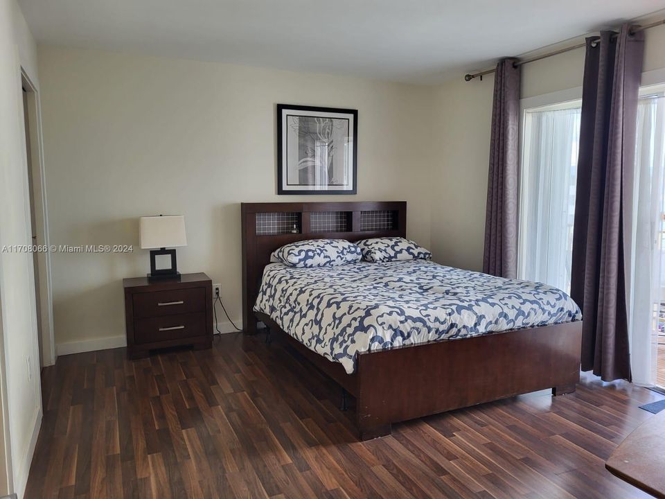 For Sale: $379,000 (1 beds, 1 baths, 770 Square Feet)