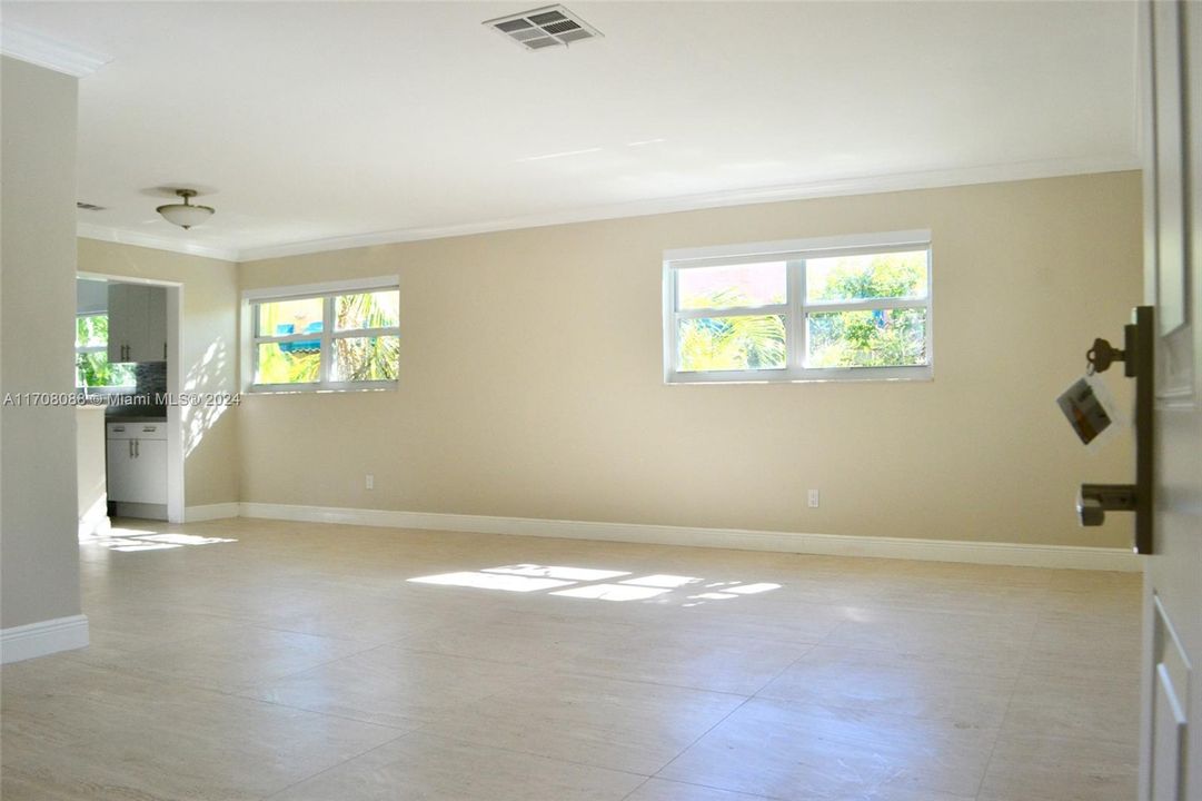 Active With Contract: $3,500 (3 beds, 2 baths, 1668 Square Feet)