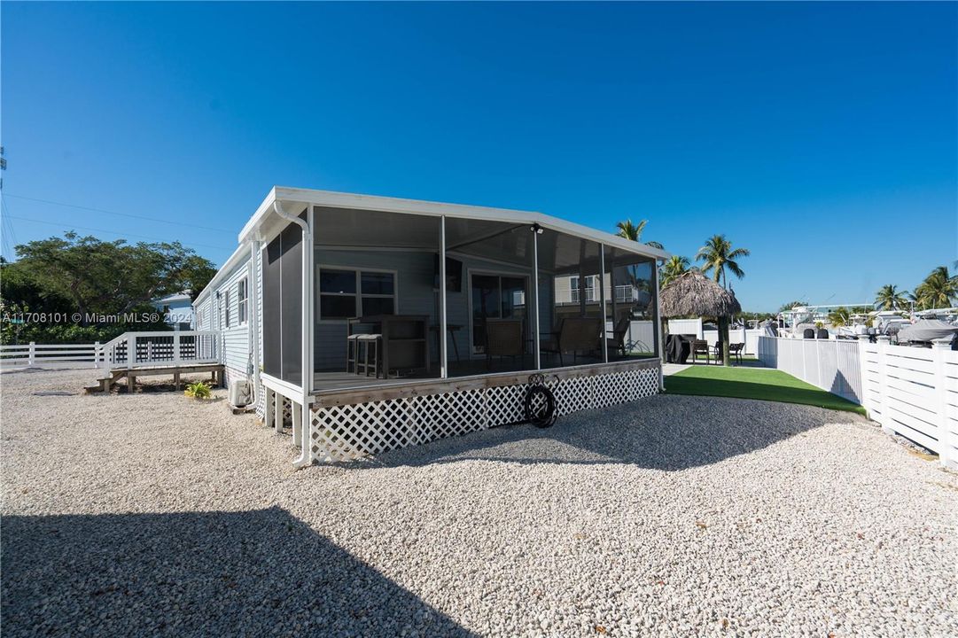 For Sale: $850,000 (4 beds, 2 baths, 1392 Square Feet)