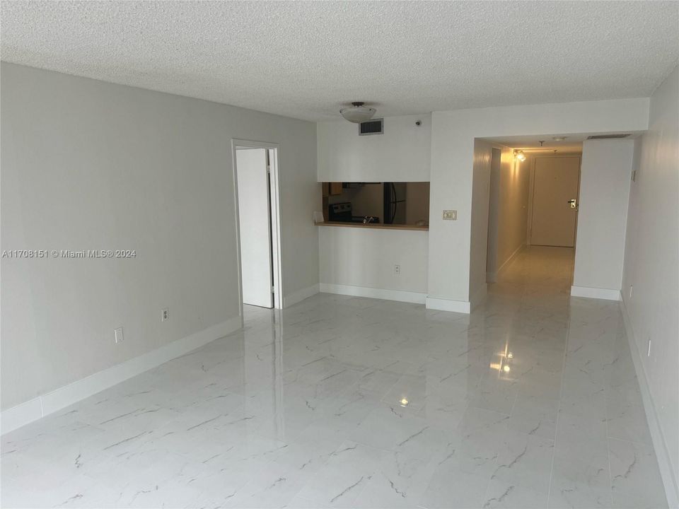 Active With Contract: $2,450 (1 beds, 1 baths, 890 Square Feet)