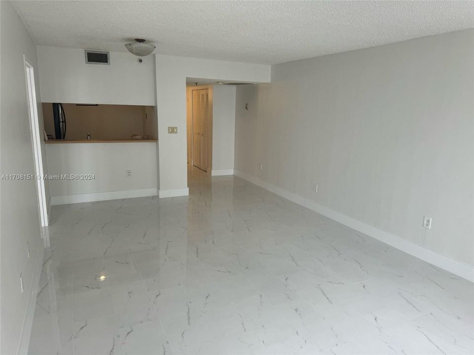 Active With Contract: $2,450 (1 beds, 1 baths, 890 Square Feet)