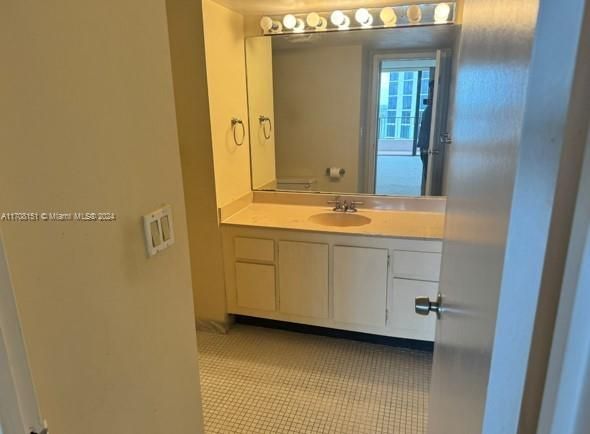 Active With Contract: $2,450 (1 beds, 1 baths, 890 Square Feet)