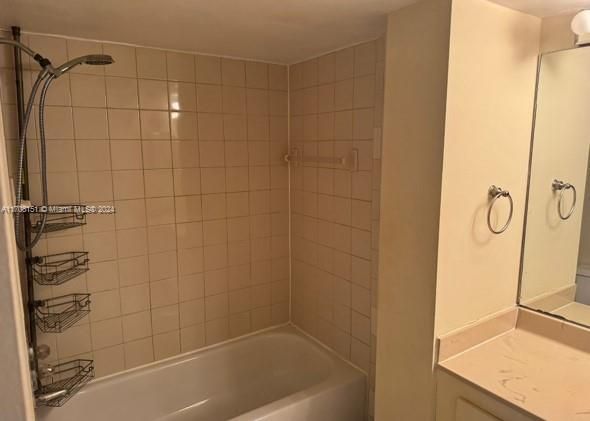 Active With Contract: $2,450 (1 beds, 1 baths, 890 Square Feet)