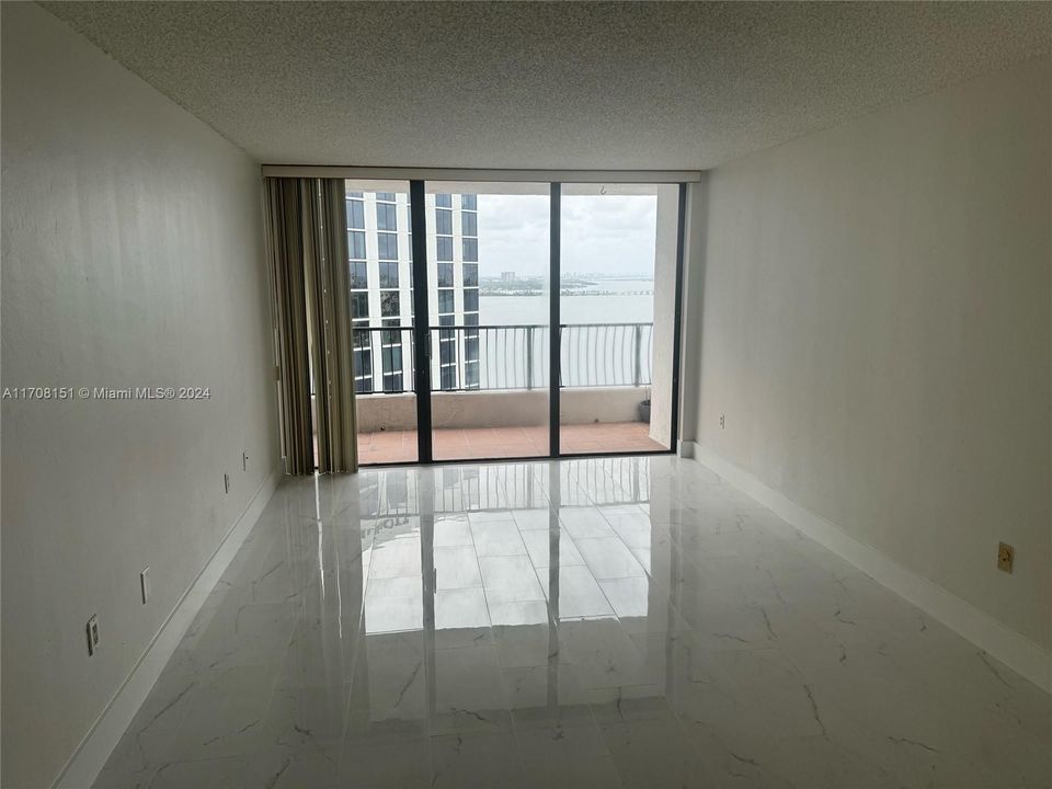 Active With Contract: $2,450 (1 beds, 1 baths, 890 Square Feet)