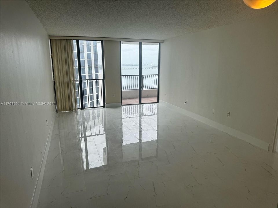 Active With Contract: $2,450 (1 beds, 1 baths, 890 Square Feet)