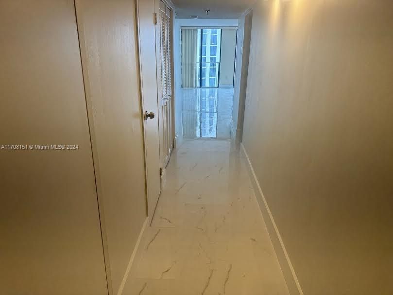 Active With Contract: $2,450 (1 beds, 1 baths, 890 Square Feet)