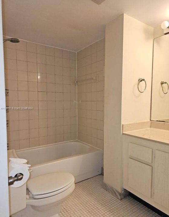 Active With Contract: $2,450 (1 beds, 1 baths, 890 Square Feet)