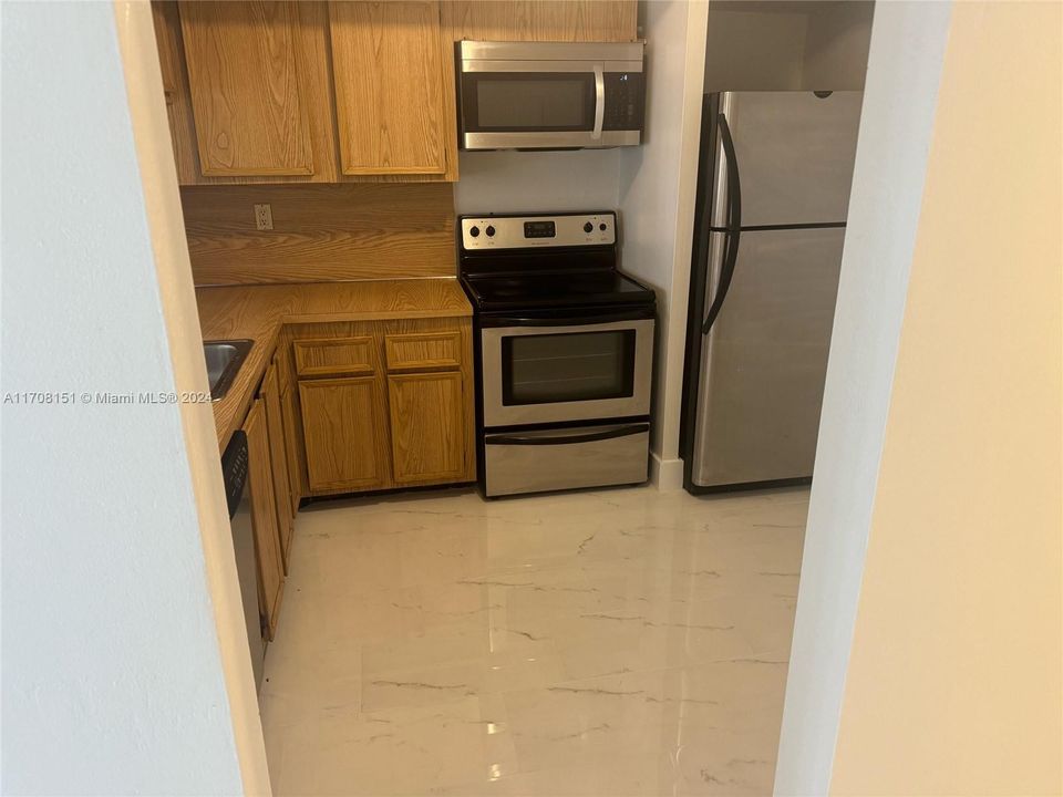 Active With Contract: $2,450 (1 beds, 1 baths, 890 Square Feet)