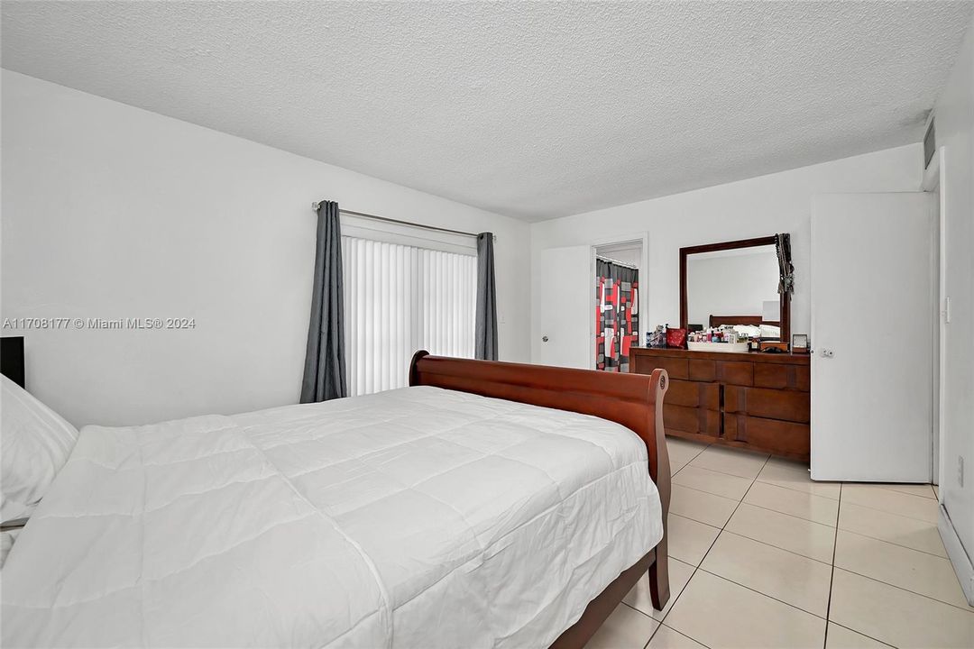 For Sale: $144,900 (1 beds, 2 baths, 691 Square Feet)